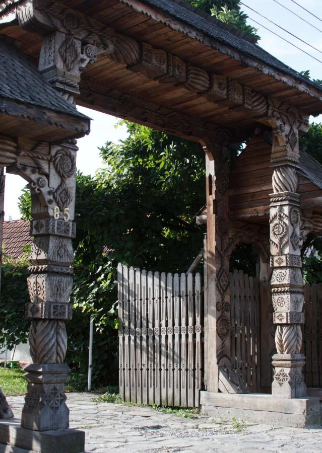 pensiune maramures poarta populara